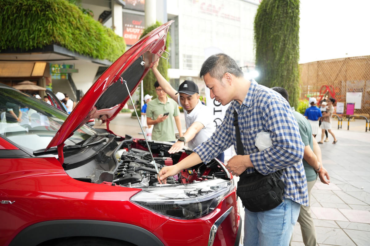 Xe Toyota Hybrid Electric thu hút khách hàng tìm hiểu tại một sự kiện.