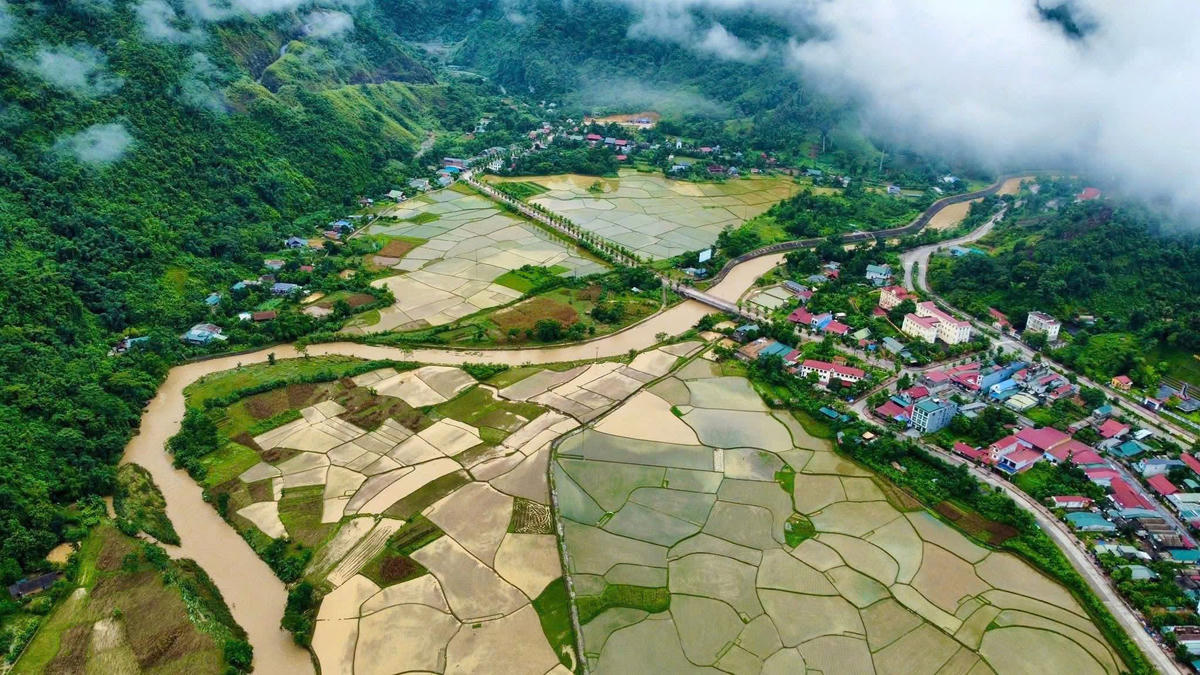 Làng quê xã Lâm Bình hệt bức tranh sơn thủy tuyệt đẹp, thuần khiết, trù phú và tràn đầy sức sống.