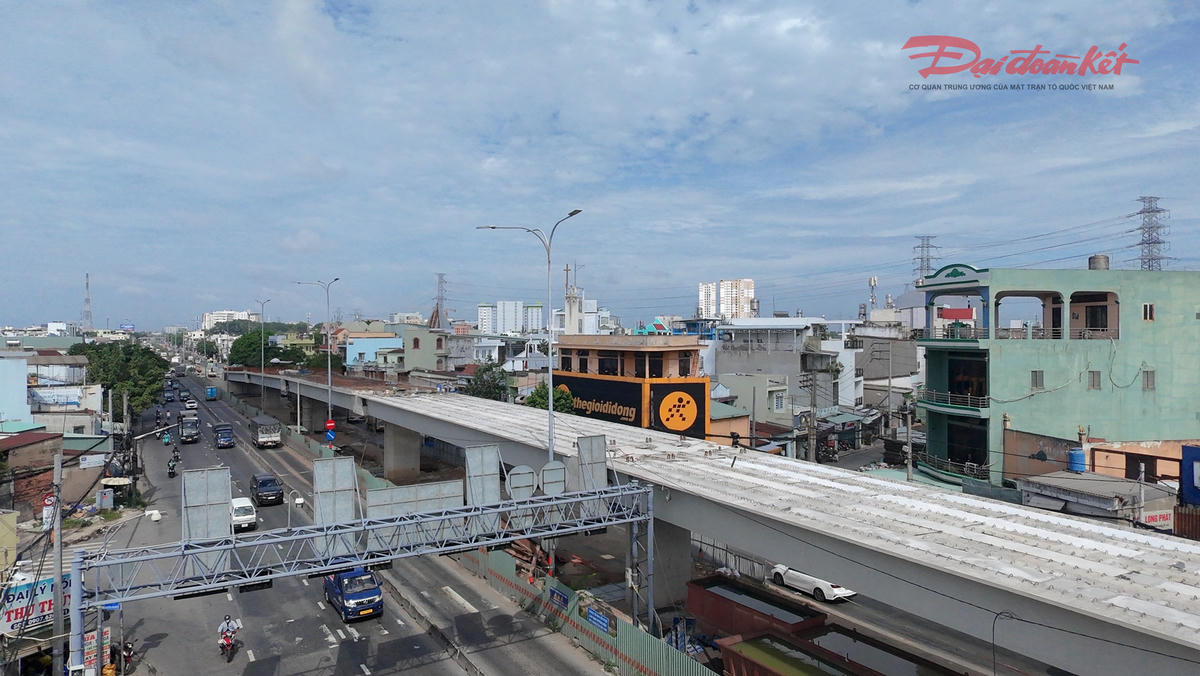 Phần cầu chính nằm trên quốc lộ 1A hiện đã lắp dầm, cơ bản hoàn thành. Ảnh: Đ.Xá.