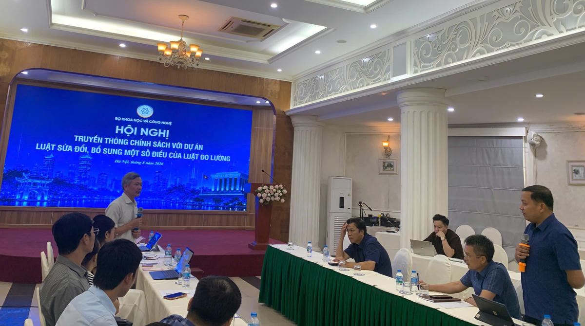 Các đại biểu trao đổi tại hội nghị.