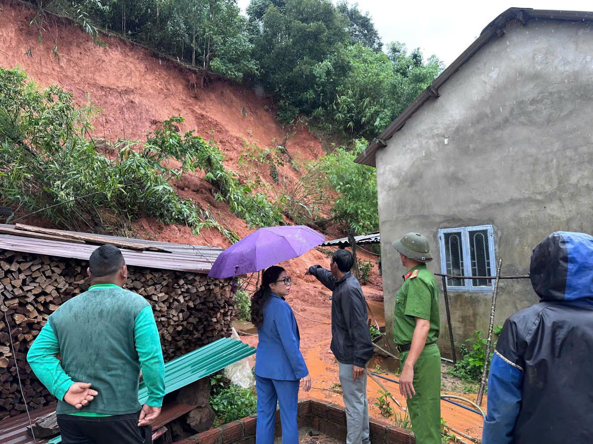 Chính quyền xã Đăk Long vận động người dân ở vùng nguy cơ sạt lở đất đá đi sơ tán. Ảnh: NC.