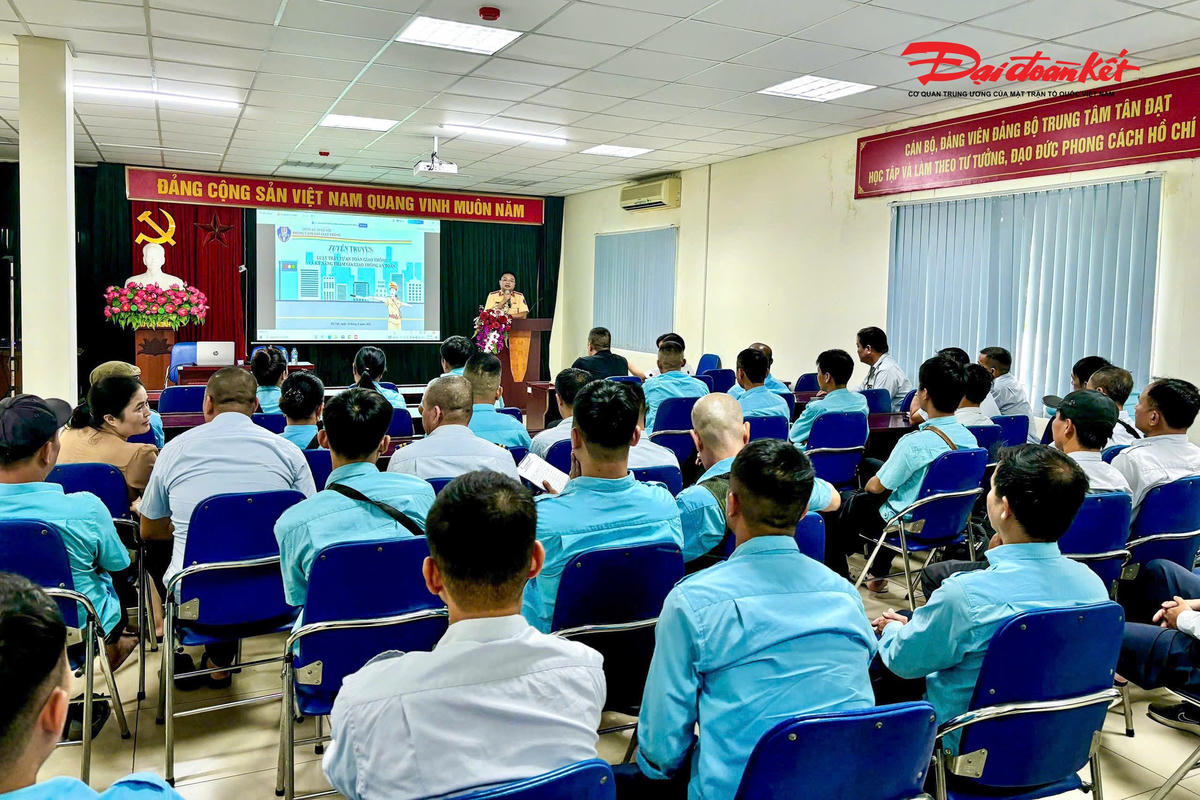 CSGT Hà Nội tuyên truyền, phổ biến quy định về bảo đảm trật tự, an toàn giao thông tới đội ngũ lái xe buýt.