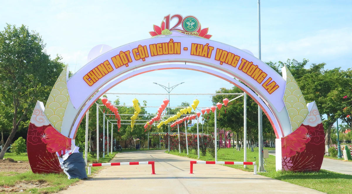Những khẩu hiệu tuyên truyền về kỷ niệm 120 năm Phủ lỵ Tam Kỳ. Ảnh: Nguyễn Tín