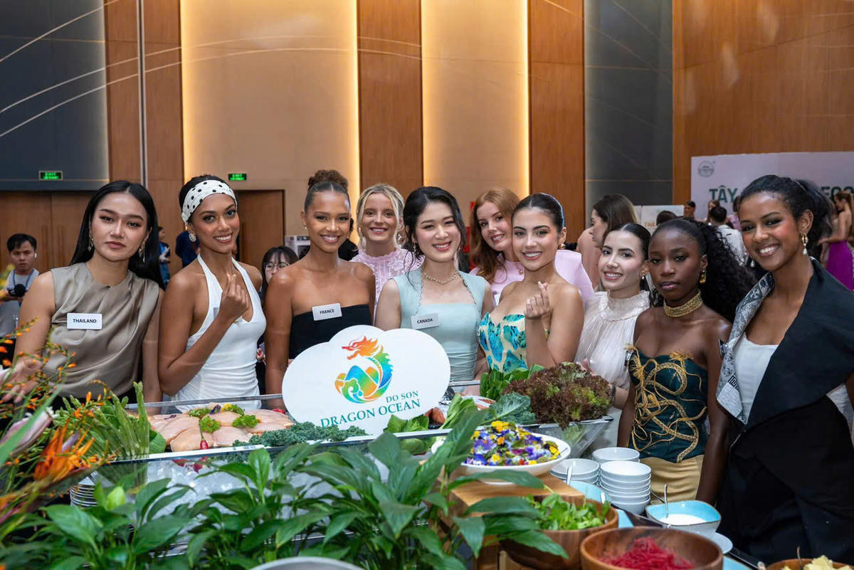 Các thí sinh chế biến món ăn tại phần thi Chef Beauty. Ảnh: BTC. 