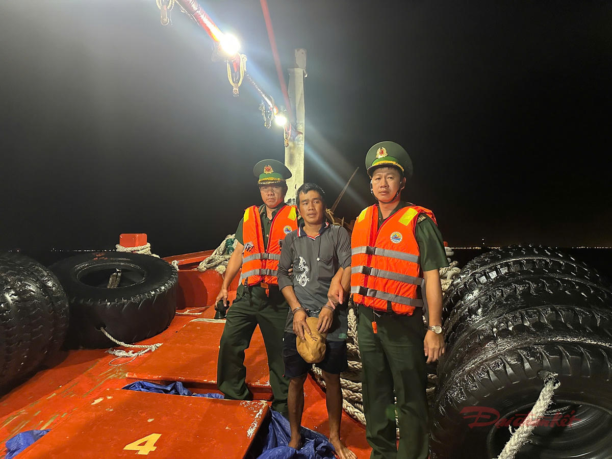 Đối tượng Võ Văn Vũ (ở giữa) bị lực lượng chức năng khống chế. Ảnh: T.Luân.