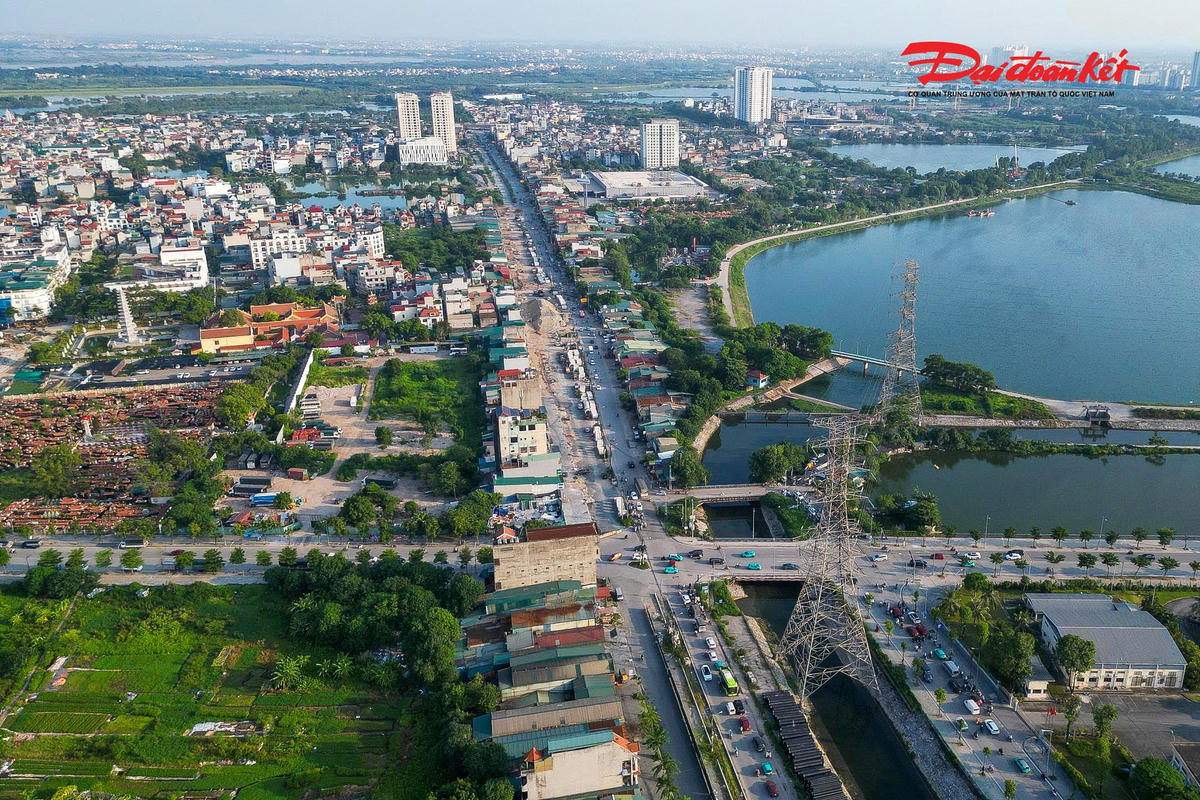 Với tổng mức đầu tư được phê duyệt hơn 3.350 tỷ đồng, dự án mở rộng đường Tam Trinh (dài khoảng 3,5km) được khởi công lần đầu hồi tháng 10/2016. Sau nhiều năm đình trệ vì gặp nhiều dự án chính thức tái khởi động vào ngày 6/8/2024.