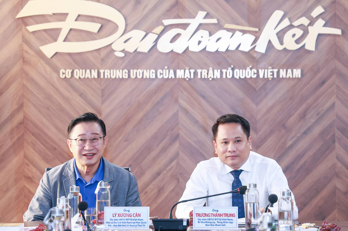 Tổng Biên tập Báo Đại đoàn kết Trương Thành Trung và ông Lý Xương Căn trao đổi về việc phối hợp tổ chức Hội thảo quốc tế “800 năm Hoàng tử Lý Long Tường đến Cao Ly và quan hệ Việt Nam - Hàn Quốc trong kỷ nguyên mới”. Ảnh: Quang Vinh.