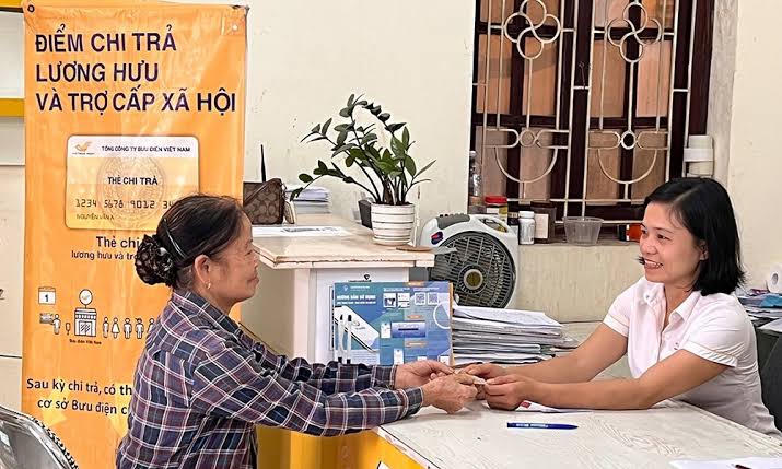 Chi trả lương hưu. Ảnh: BHXH VN