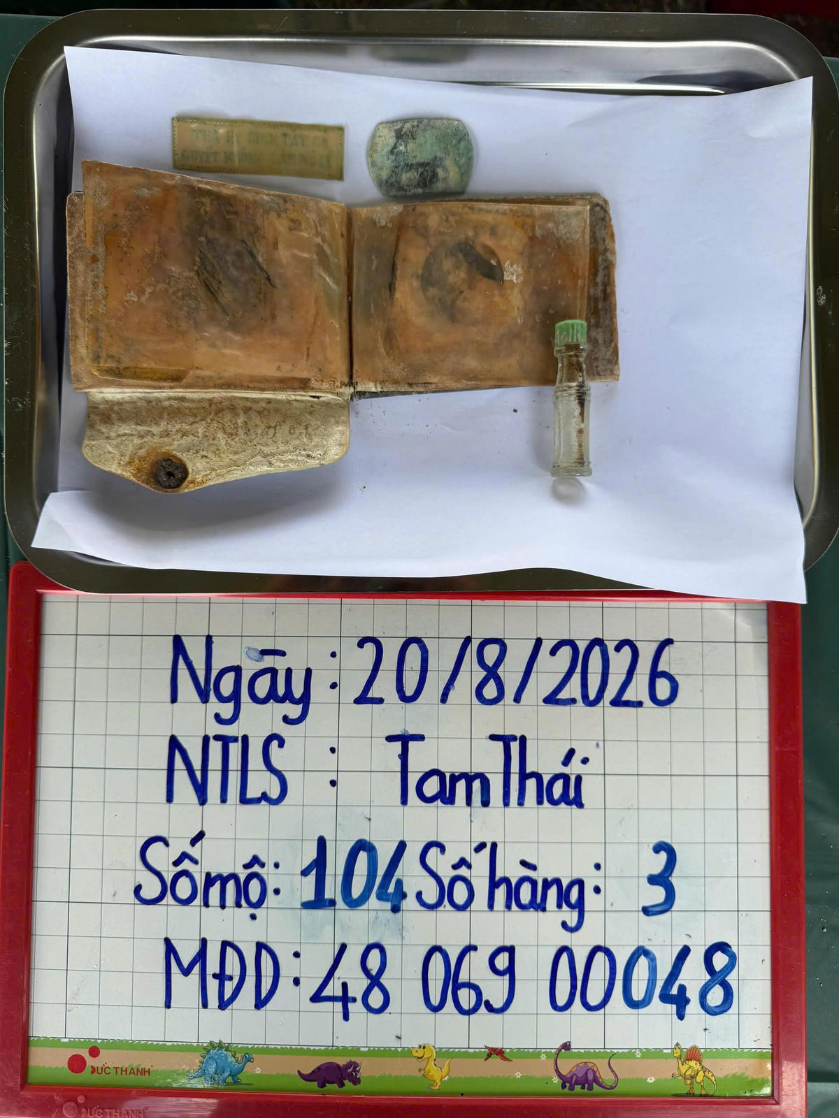 Một số di vật được an táng cùng liệt sĩ được phát hiện. Ảnh: QS.