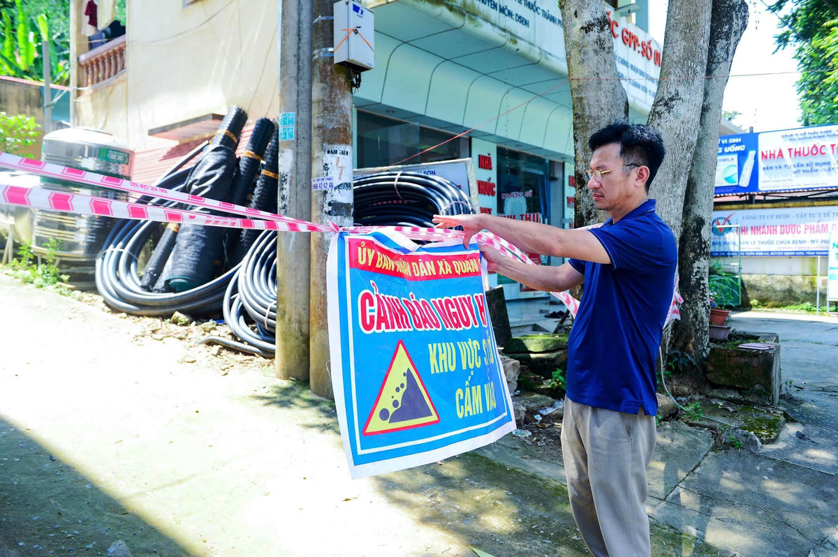 Chính quyền địa phương đã phải cắm biển cảnh báo, cắt cử lực lượng túc trực tại điểm sạt lở.