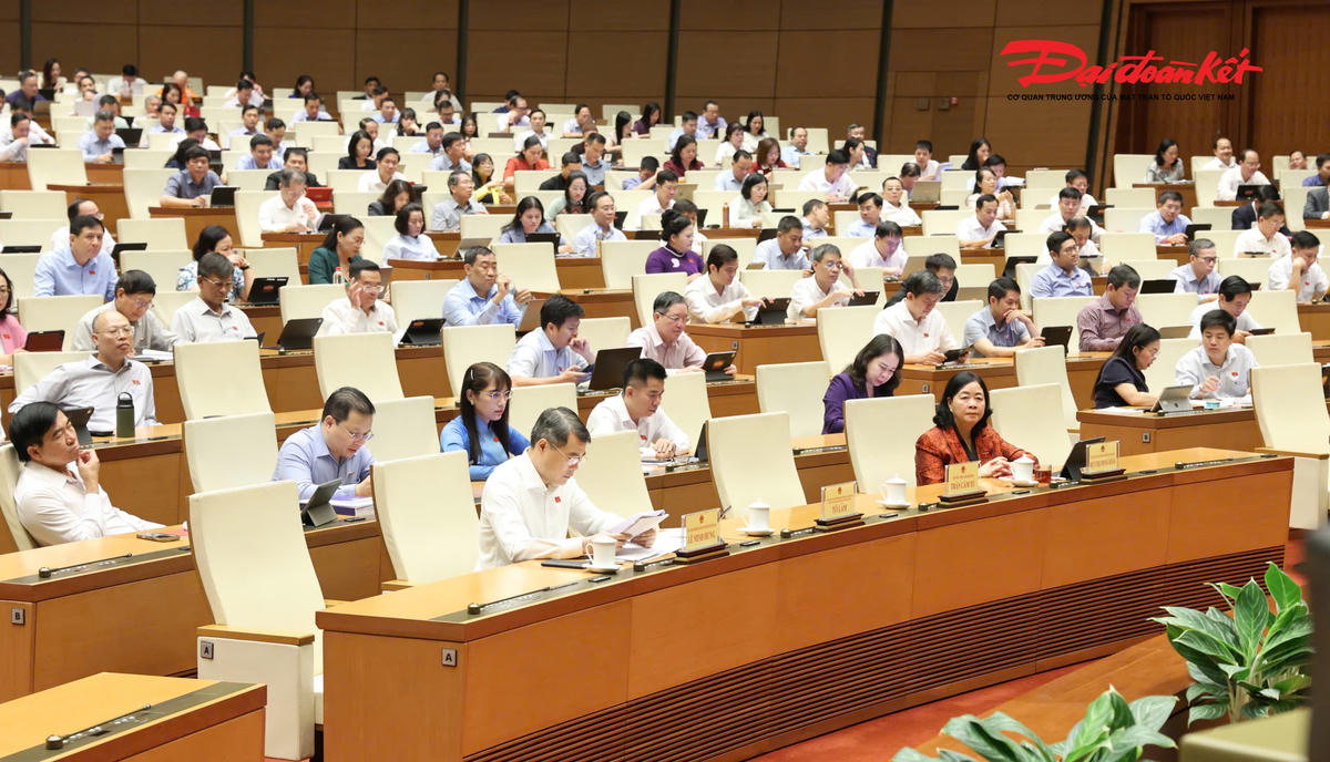 Thủ tướng Chính phủ Lê Minh Hưng và Chủ tịch UBTƯ MTTQ Việt Nam Bùi Thị Minh Hoài tham dự phiên thảo luận (Ảnh: Quang Vinh)