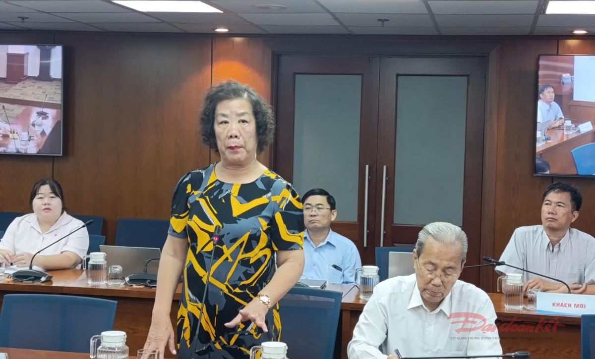 Bà Đặng Hồng Linh, Phó Trưởng ban kiêm Tổng Thư ký Ban liên lạc cựu cán bộ Đoàn thanh niên Việt Nam phía Nam phát biểu. Ảnh: T.Luân.