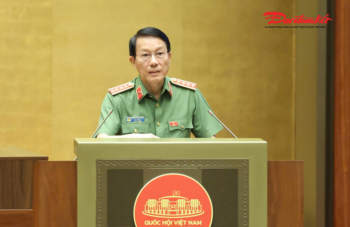 Bộ trưởng Bộ Công an Lương Tam Quang trình bày tờ trình. 