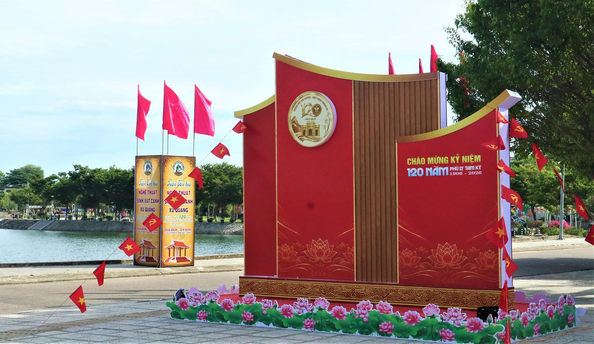 Công tác trang trí chào mừng kỷ niệm 120 năm Phủ lỵ Tam Kỳ. Ảnh: Chí Đại.