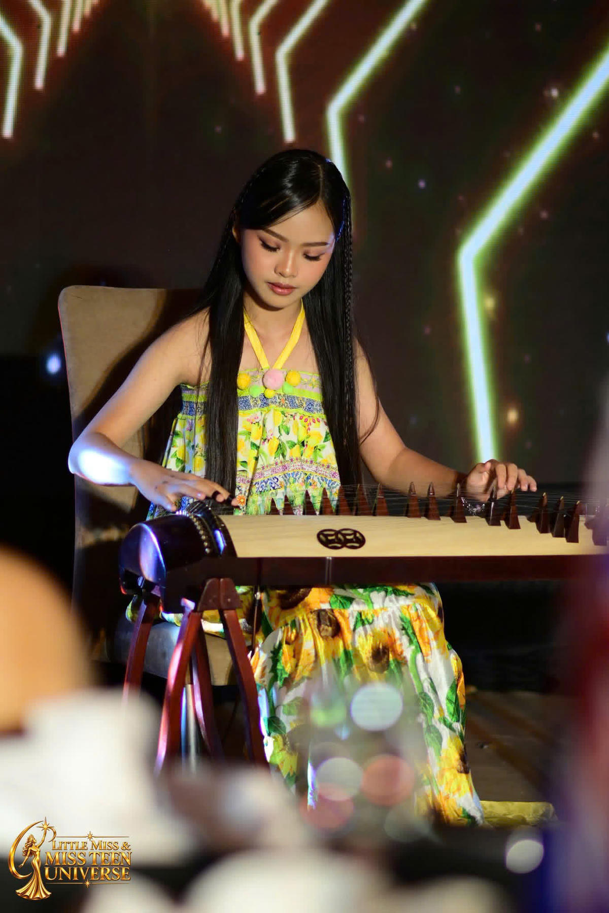 Thảo Mơ thể hiện tiết mục đàn tranh tại Little Miss Universe.