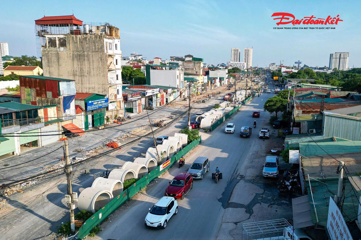 Theo ghi nhận của PV Báo Đại đoàn kết tại công trường, nhiều đoạn tuyến đã có mặt bằng sạch, hình hài của tuyến đường rộng hàng chục mét dần rõ nét. Tại các vị trí đang triển khai hạ tầng kỹ thuật, công nhân tập trung thi công hệ thống cống ngầm, san nền và hoàn thiện các hạng mục nền đường.