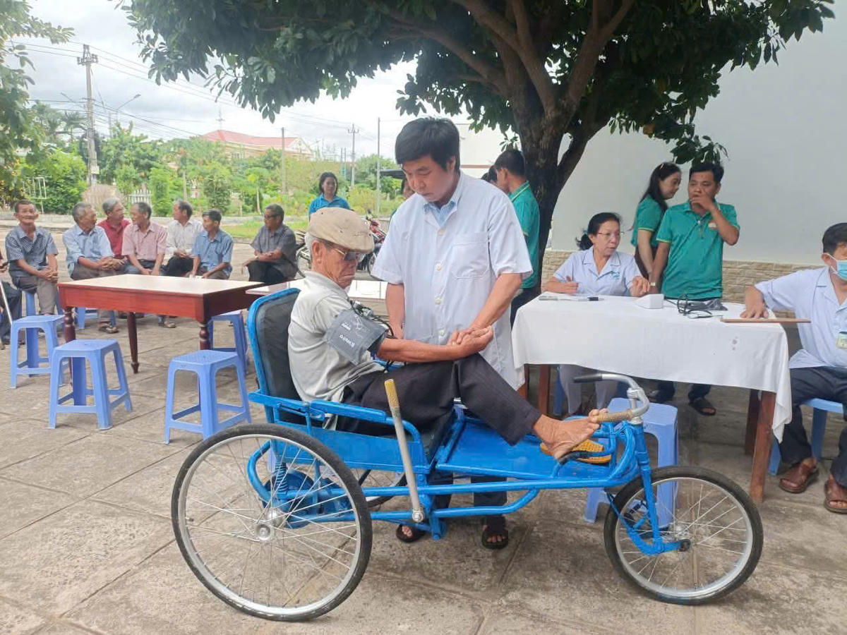 Lãnh đạo Mặt trận xã phường Bồng Sơn thăm hỏi người khuyết tật trên địa bàn. Ảnh: ĐS.