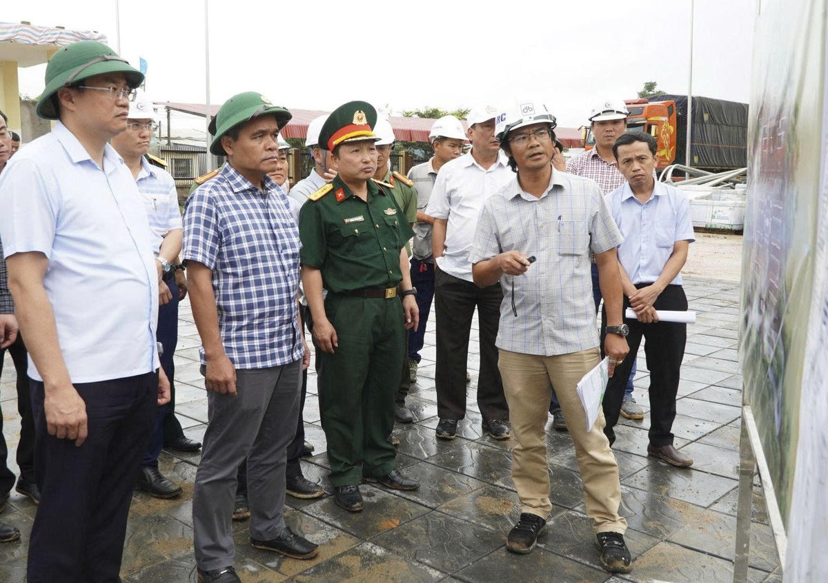 Ông Hồ Văn Niên, (áo ca rô), Bí thư Tỉnh ủy Quảng Ngãi cùng ông Nguyễn Đức Tâm, Chủ tịch UBND tỉnh nghe báo cáo tiến độ xây dựng Trường phổ thông nội trú liên cấp trên địa bàn tỉnh. Ảnh: BT.