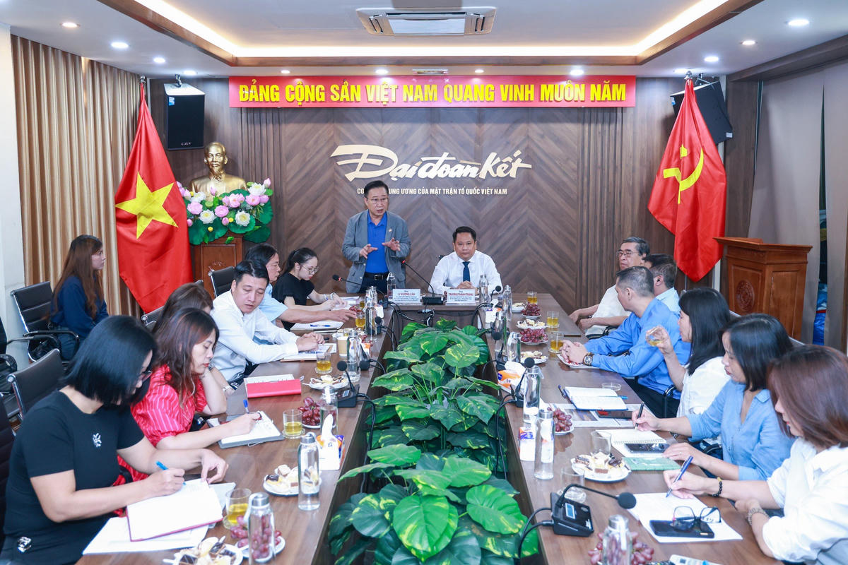 Toàn cảnh buổi tiếp và làm việc giữa Báo Đại đoàn kết và đoàn công tác do ông Lý Xương Căn dẫn đầu. Ảnh: Quang Vinh.