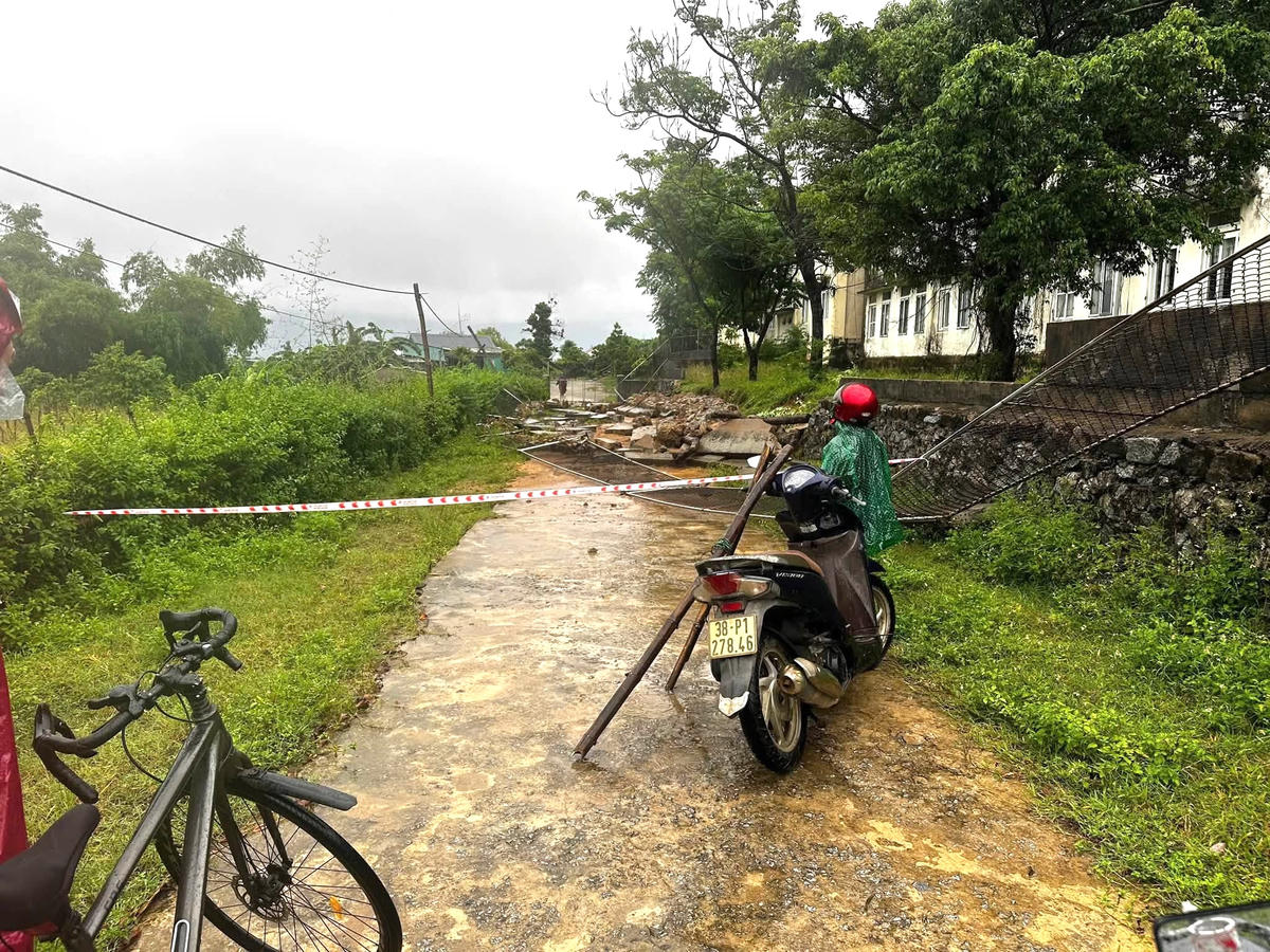 Khoảng 30 m hàng rào ở Trường Tiểu học Kỳ Xuân bị đổ, ngã. Ảnh: TTKX.