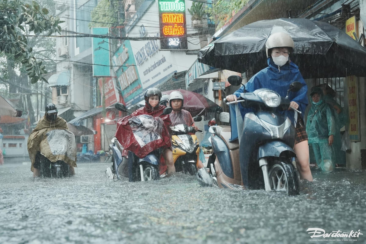 Hà Nội xây dựng các kịch bản phân luồng, ứng phó mưa lớn, ngập sâu nhằm bảo đảm giao thông an toàn, thông suốt trong mùa mưa bão năm 2026.