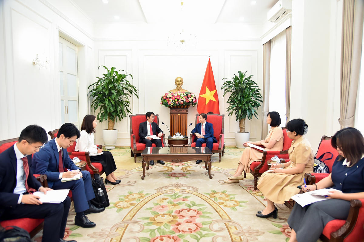 Thứ trưởng Bộ Ngoại giao Ngô Lê Văn tiếp Chủ tịch Viện Nghiên cứu Kinh tế ASEAN - Đông Á (ERIA) Watanabe Tetsuya. Ảnh: BNG