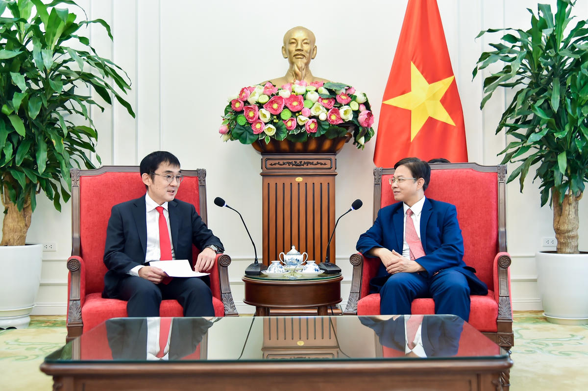 Thứ trưởng Bộ Ngoại giao Ngô Lê Văn tiếp Chủ tịch Viện Nghiên cứu Kinh tế ASEAN - Đông Á (ERIA) Watanabe Tetsuya. Ảnh: BNG