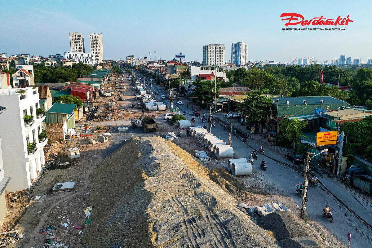 Sau thời gian dài vướng mắc, đến tháng 7/2026, công tác giải phóng mặt bằng tại nhiều khu vực cơ bản được hoàn tất, tạo điều kiện để các đơn vị thi công đồng loạt đưa máy móc, nhân lực vào triển khai.