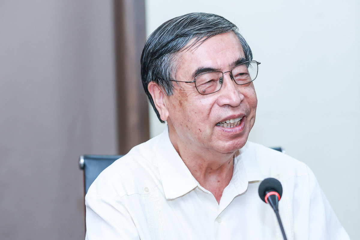 Ông Nguyễn Phú Bình chia sẻ về hành trình lịch sử 800 năm Hoàng tử Lý Long Tường đến Cao Ly. Ảnh: Quang Vinh.