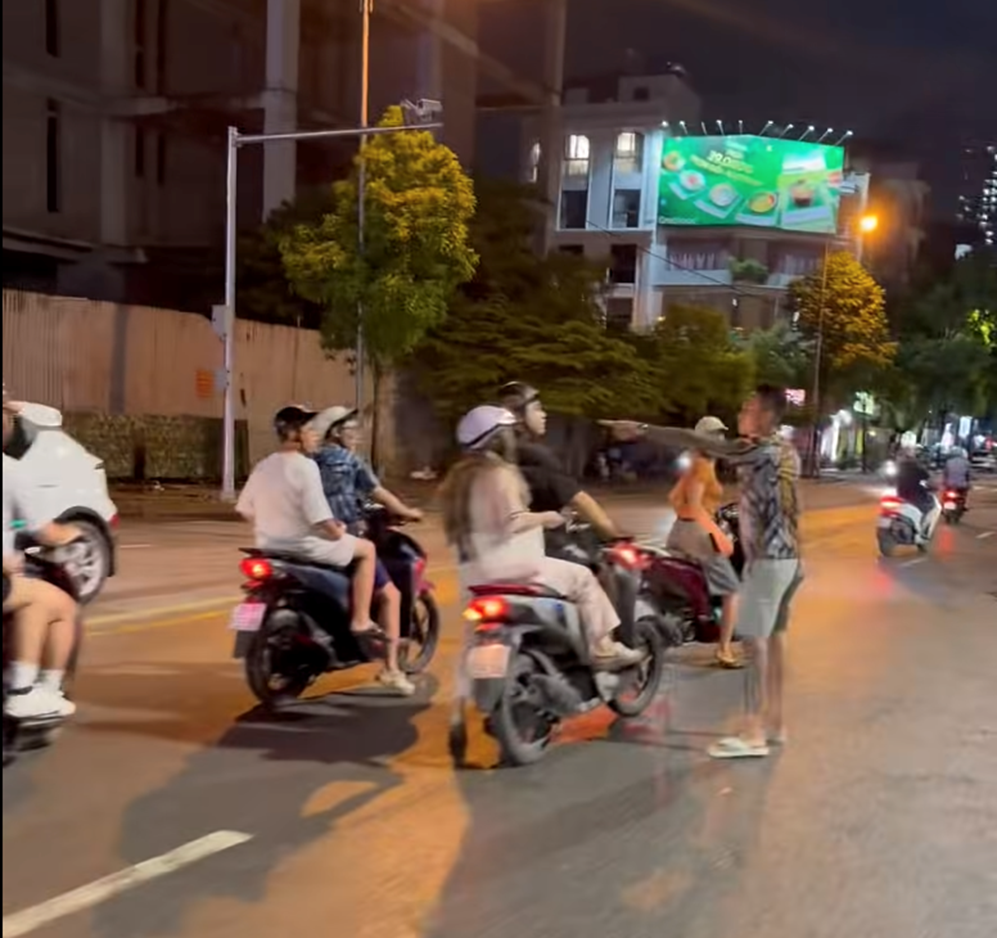 Hình ảnh vụ việc được ghi nhận xảy ra tại khu vực nút giao Văn Khê - Hà Trì, phường Kiến Hưng, TP Hà Nội.