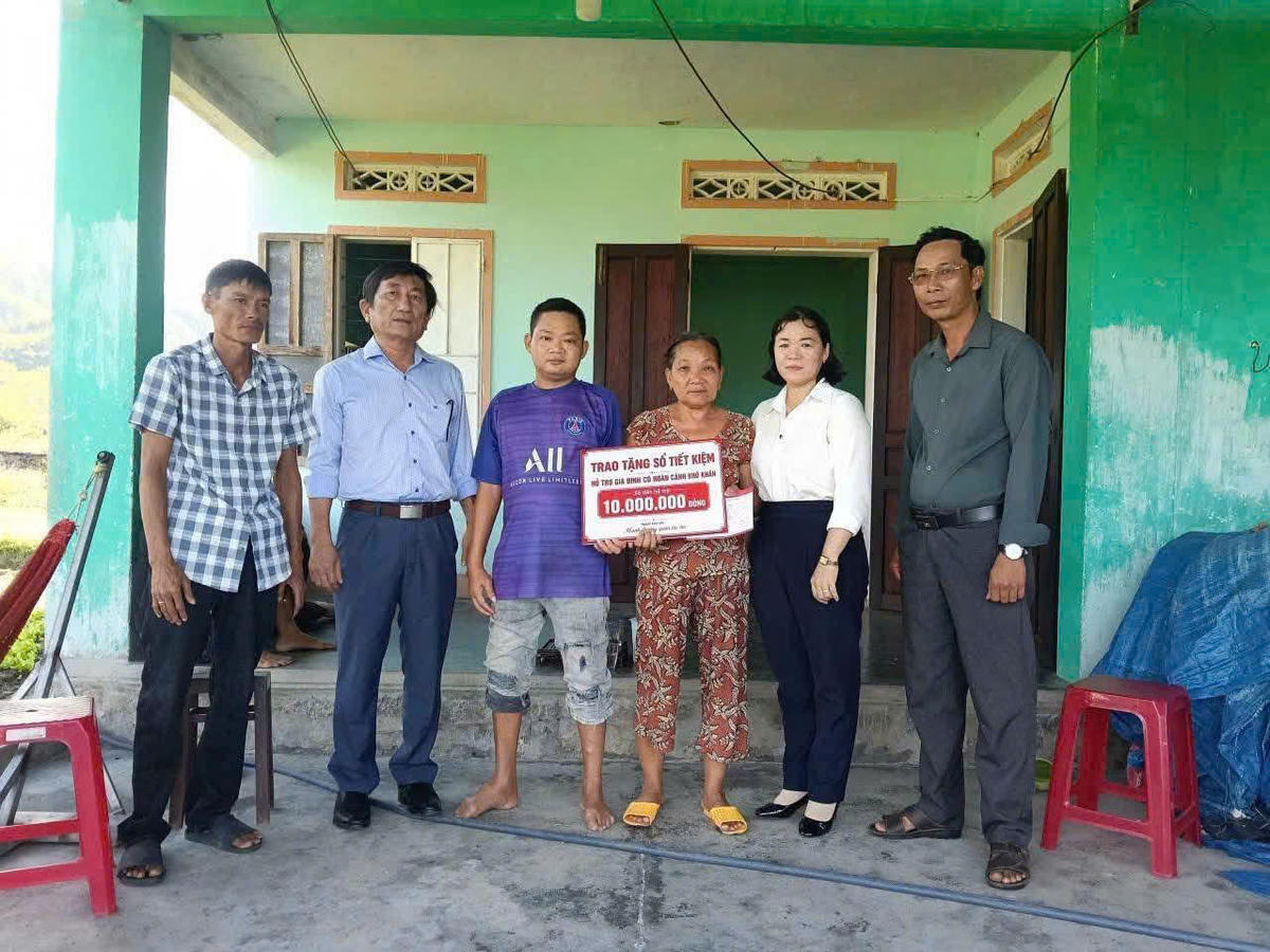 Chính quyền xã An Lương trao sổ tiết kiệm 10 triệu đồng cho gia đình khó khăn trên địa bàn. Ảnh: ĐS.