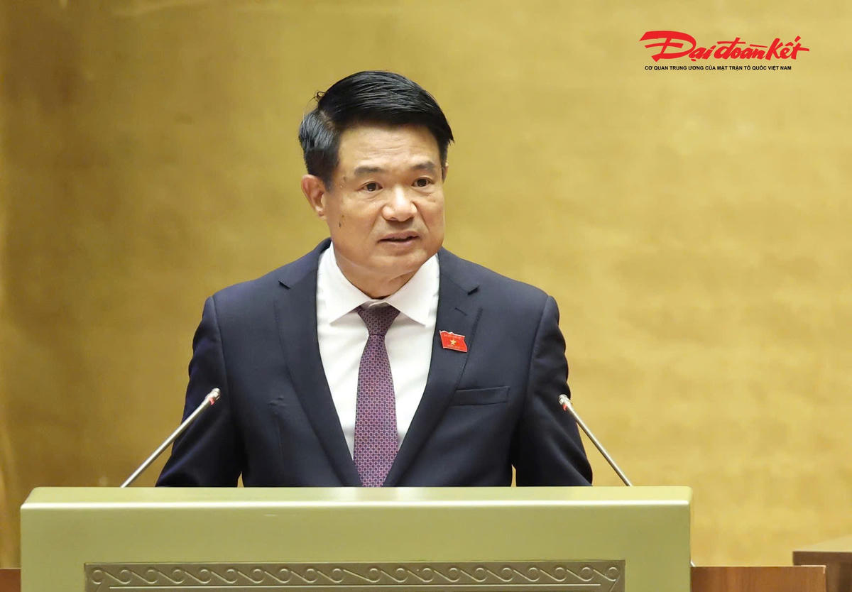 Viện trưởng Viện Kiểm sát nhân dân tối cao Nguyễn Huy Tiến trình bày tờ trình. 