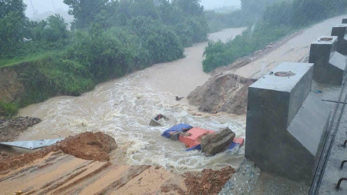 Một phần đất đá tại khu vực đường dẫn cũng bị xói lở. Ảnh: TM.