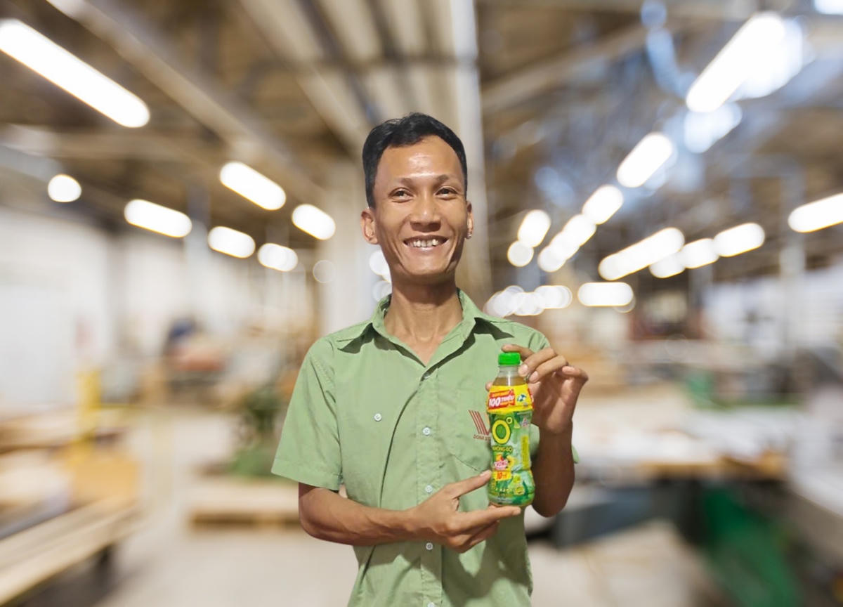 Anh Nguyễn Xuân Trung, một công nhân tại Đồng Nai là một trong những khách hàng may mắn trúng Giải thưởng 100 triệu đồng nhờ uống Trà Xanh Không Độ trong hè 2025.