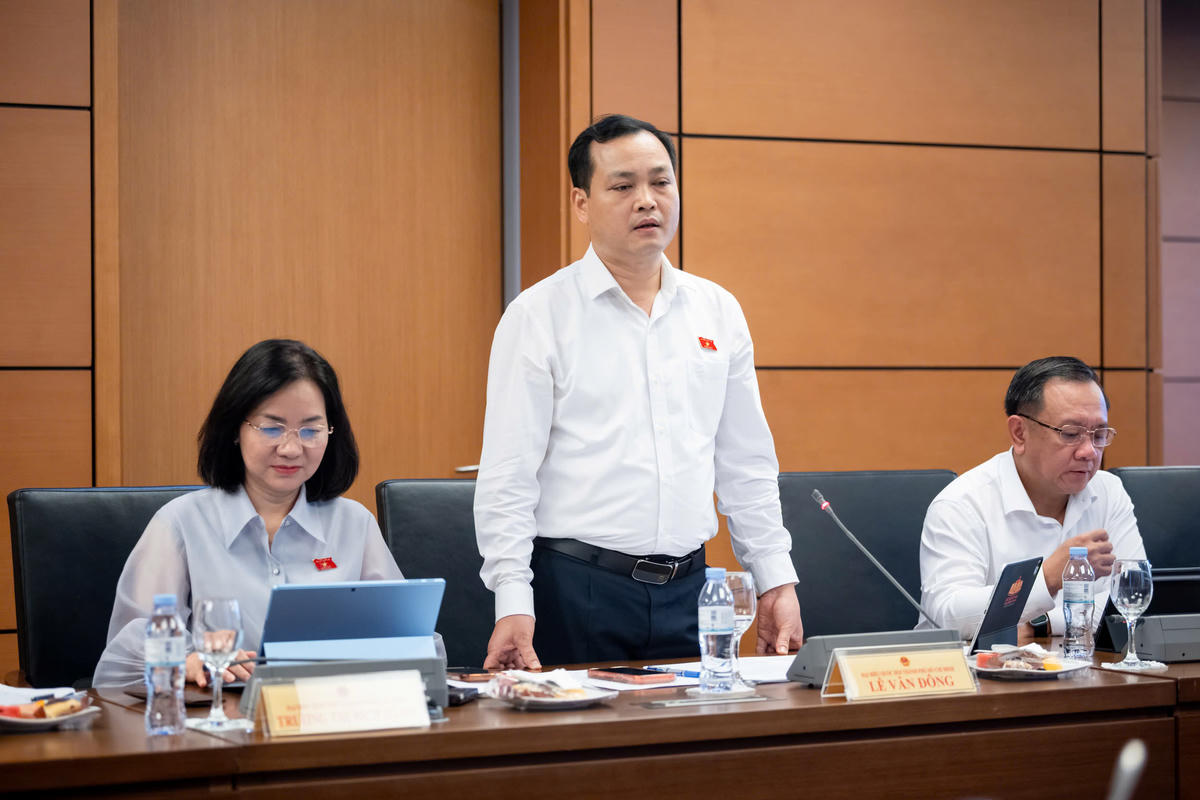 Đại biểu Lê Văn Đông, đoàn TPHCM phát biểu. Ảnh: Minh Nam