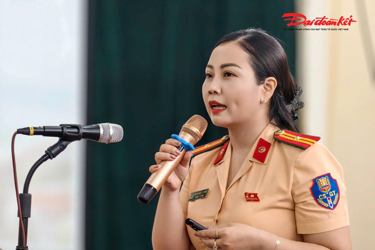 Báo cáo viên Phòng CSGT trao đổi các kỹ năng xử lý tình huống, phòng ngừa nguy cơ tai nạn trong quá trình vận hành xe buýt.