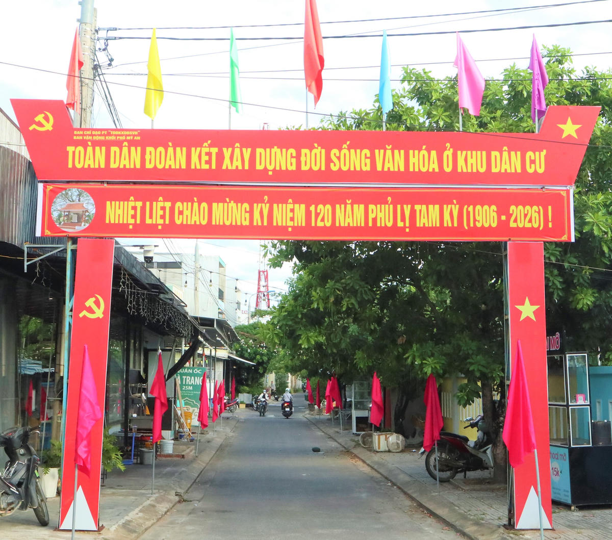 Các khu dân cư trang trí pano chào mừng kỷ niệm 120 năm Phủ lỵ Tam Kỳ. Ảnh: Tấn Thành.