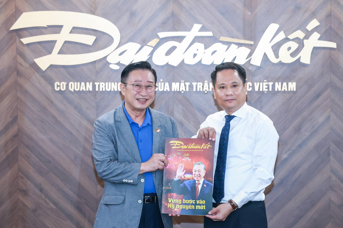 Tổng Biên tập Trương Thành Trung trao tặng ông Lý Xương Căn số báo đặc biệt, gửi gắm tình cảm và tinh thần đồng hành của Báo Đại đoàn kết. Ảnh: Quang Vinh.