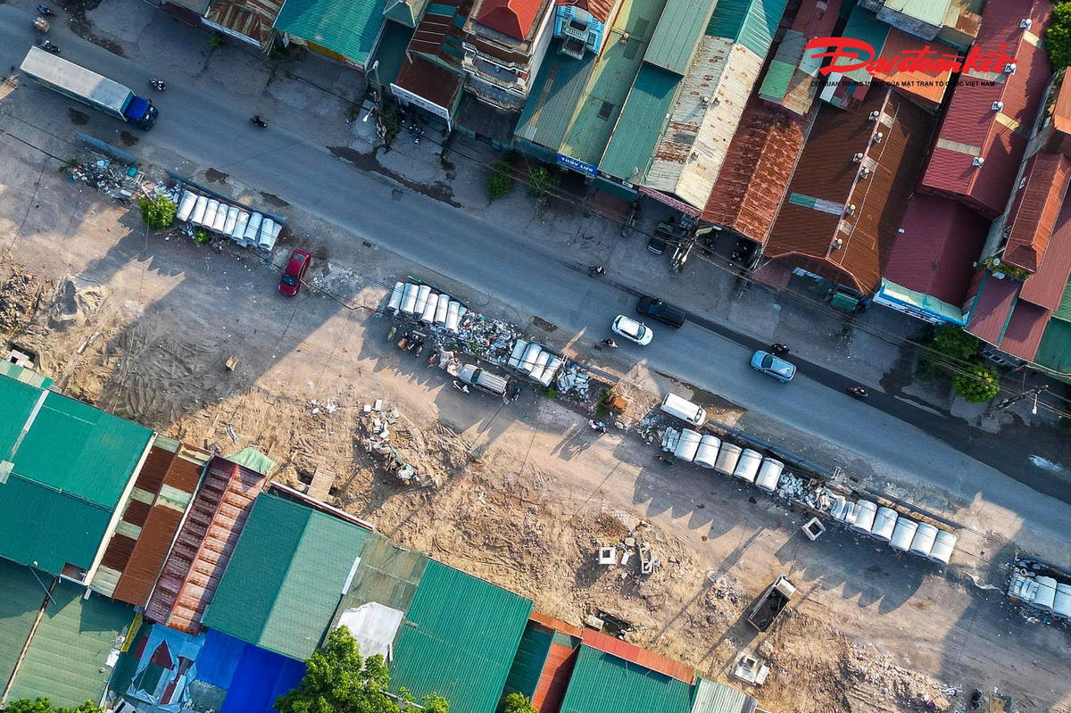 Vật liệu xây dựng được tập kết dọc tuyến Tam Trinh, phục vụ công tác thi công, cải tạo các công trình sau giải phóng mặt bằng.