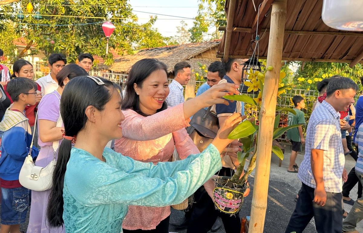 Du khách trải nghiệm không gian Đêm Tân Thuận Tây tại phường Cao Lãnh, tỉnh Đồng Tháp. (Ảnh: Thanh Lâm).