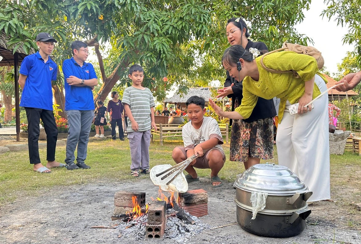Du khách trải nghiệm nướng bánh phồng tại phường Cao Lãnh, tỉnh Đồng Tháp. (Ảnh: Thanh Lâm).