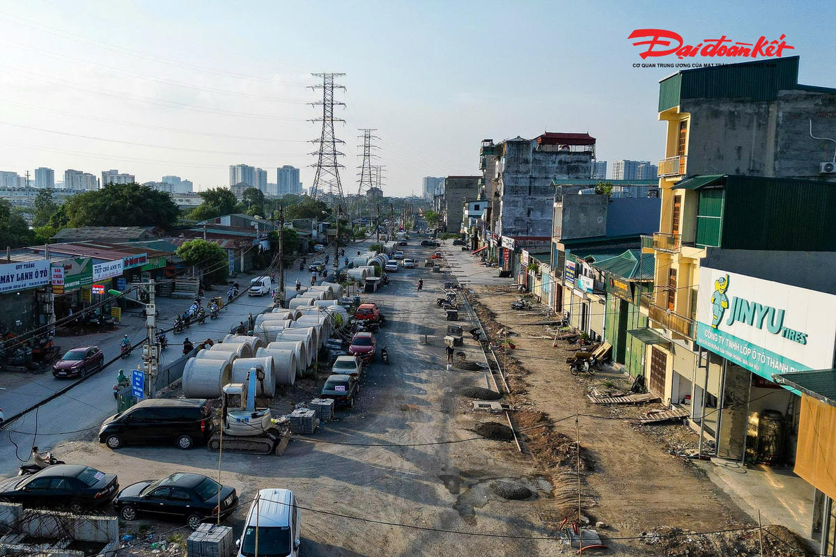 Trước đó, tại buổi tiếp xúc cử tri phường Vĩnh Tuy chiều 24/7, Phó Chủ tịch Thường trực UBND TP Hà Nội Dương Đức Tuấn cùng Tổ đại biểu số 3 HĐND thành phố ghi nhận những kết quả trong công tác giải phóng mặt bằng. Cử tri đánh giá việc tháo gỡ được nút thắt kéo dài nhiều năm là kết quả của sự vào cuộc của chính quyền và sự đồng thuận của người dân.