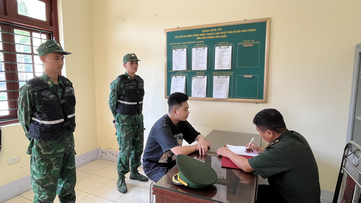 Lực lượng chức năng làm việc với các đối tượng. Ảnh: Trung Dũng.