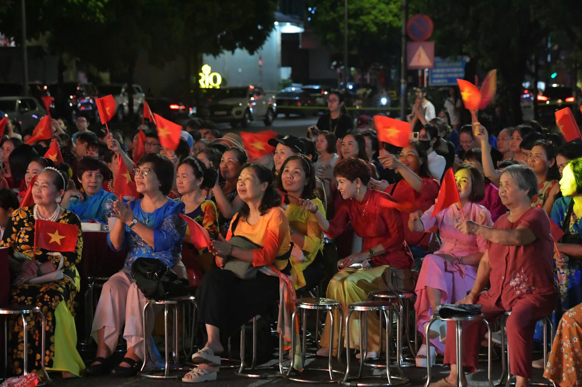 Đông đảo công chúng có mặt tại Công viên Cầu Giấy theo dõi chương trình, cùng hòa mình vào không khí mừng những ngày lễ lớn của đất nước.