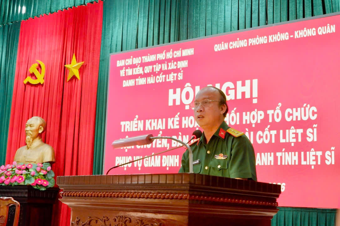 Đại tá Nguyễn Đình Chuẩn, Phó Chính ủy Bộ Tư lệnh TPHCM, Phó Trưởng Ban Chỉ đạo TPHCM về tìm kiếm, quy tập và xác định danh tính hài cốt liệt sĩ thành phố phát biểu. Ảnh: TL