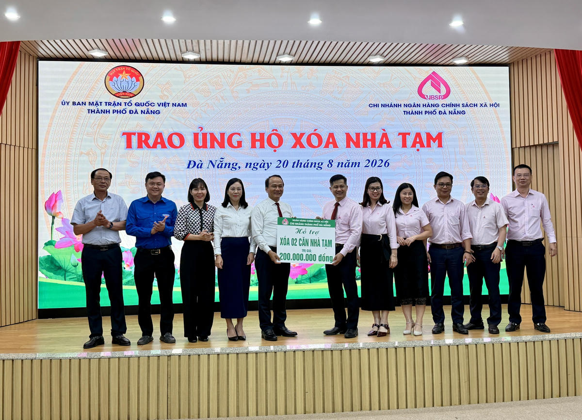 Chi nhánh Ngân hàng Chính sách xã hội TP Đà Nẵng ủng hộ 2 căn nhà trị giá 200 triệu đồng để xóa nhà tạm, nhà dột nát. Ảnh: Nguyễn Tú.