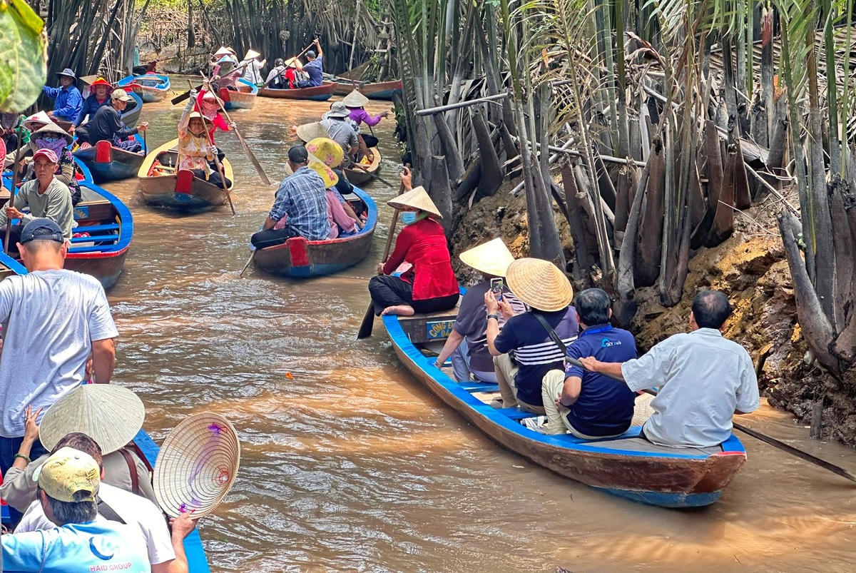 Trải nghiệm du lịch sông nước tại Cồn Thới Sơn, tỉnh Đồng Tháp hút khách du lịch. (Ảnh: Thanh Lâm).