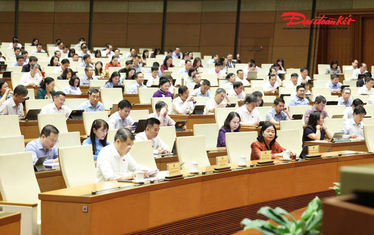 Thủ tướng Chính phủ Lê Minh Hưng; Ủy viên Bộ Chính trị, Bí thư Trung ương Đảng, Chủ tịch UBTƯ MTTQ Việt Nam Bùi Thị Minh Hoài dự phiên họp. 