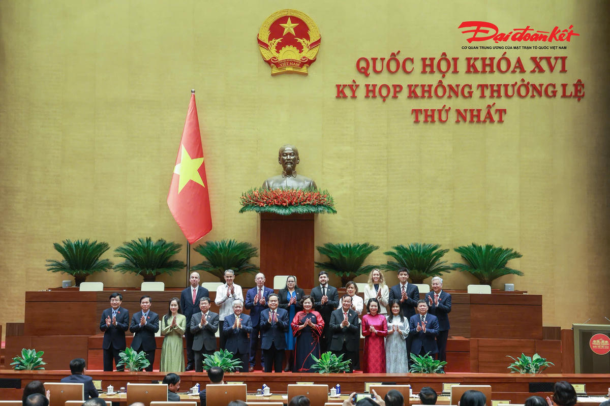 Chủ tịch Quốc hội Trần Thanh Mẫn với thành viên Tổ chức Nghị sĩ hữu nghị Việt Nam của Quốc hội khóa XVI và đại biểu quốc tế. Ảnh: Quang Vinh.