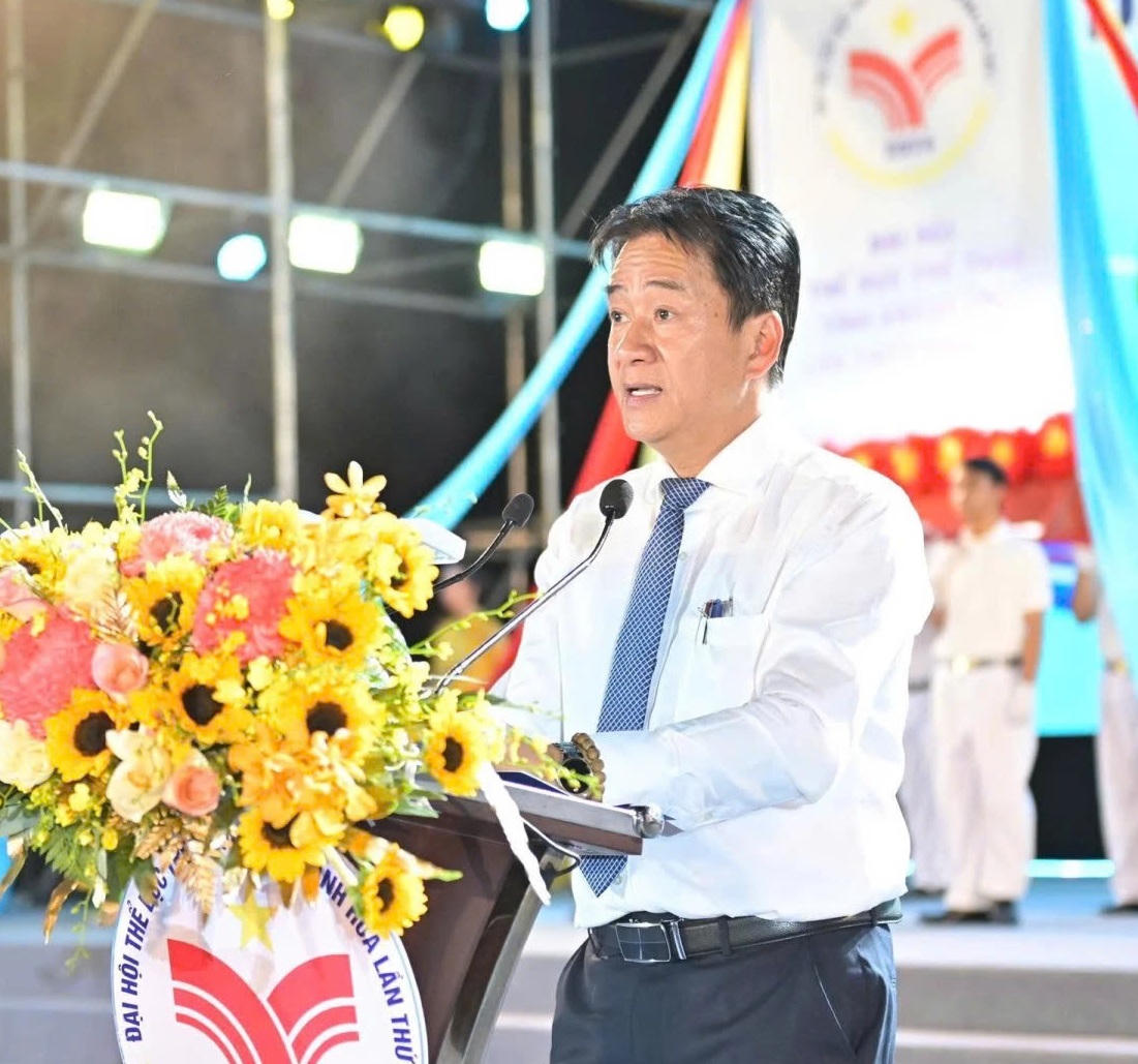 Ông Nguyễn Long Biên, Phó Chủ tịch Thường trực UBND tỉnh Khánh Hòa, Trưởng Ban tổ chức đại hội, phát biểu khai mạc đại hội.